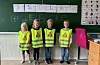 Førsteklassingane på Imsland skule Sina Riska (f.v.), Adeline Solstad Andreassen, Elly Ravndal og Aksel Riska er blant dei cirka 100 førsteklassingane i Vindafjord som har fått refleksvestar. FOTO: PRIVAT