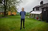 Då han var liten gjekk Erlend Løvgren Auestad ofte frå barndomsheimen (til høgre på bildet) til farmor i nabohuset. Det var ho som først lærte han å spele piano. Til hausten tek han fatt på fire år med utdanning i kyrkjemusikk ved NTNU i Trondheim.FOTO: TORSTEIN TYSVÆR NYMOEN