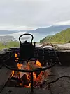 Skånevik. Skåno … snart er kaffien klar. Villmarksleiren ein tidlig morgon. Foto: Anne Aa. Stople