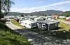 Fast stasjonerte campingvogner er populært i Vikedal. Her frå Søndenaastranden camping. Men nå må gjestene dra heim.Arkivfoto