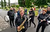Etne musikklag stilte i Ølen, i lag med musikantar frå bygdene i Vindafjord. Her med Siri Klokkerstuen (saksofon) og Grethe Håland Hjelmtveit (tverrfløyte) i front. FOTO: GRETHE NYGAARD