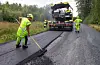 NCC-medarbeidar Felipe Pereira og resten av arbeidalaget hans var i full gang med asfaltering på Strondavegen torsdag.FOTO: TORSTEIN TYSVÆR NYMOEN