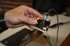 Kursleiar Tjerand Aga Silde viser fram det nye læringsverktøyet Micro Bit, som er utvikla til pedagogiske formål av BBC.