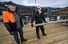 Einar Mæland (t.v.) og Erlend Steine jobbar med å legge nytt dekke på brygga.FOTO: TORSTEIN TYSVÆR NYMOEN