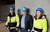 Produksjonsleiar Vigleik Bakkedal (t.v.), divisjonsleiar Geir Arild Søndenå for samferdsel element og fabrikksjef Sandra Kaldheim gler seg over stor aktivitet ved Ølen Betong sin fabrikk i Sandeid. FOTO: SVEIN-ERIK LARSEN