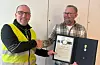 Vidar Rullestad (t.v.) mottok tysdag fortenestemedalje på arbeidsplassen sin i Dommersnes og Larsen frå dagleg leiar Martin Ulvebne Larsen. FOTO PRIVAT