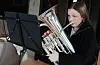 Andrine Grindheim øver tre dagar i veka på messinginstrumentet Euphonium, og ein time kvar dag når ho ikkje har øving. FOTO: RENATE SÆVAREID