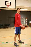 Birge Nagel-Alne (17) frå Vikebygd har ein draum om å spela i NBA. Høgda hans på heile 206 cm gjer det lettare å nå basketballkorga, men for å nå toppen er det satsing og hardt arbeid som gjeld. Toppidrett vart derfor valet hans då han skulle staka ut kursen vidare etter grunnskulen. Foto: Sirianne Vikestad
