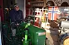 Holder 1950-modell traktor. Leif Ole Molnes fekk liv i den i 1983, og har fungert som Torgekspress i Skånevik i mange år.