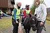 Vikarierande dagleg leiar Nelly Beate Vestbø i Vindafjord frivilligsentral hjelper Aya Y Ahmed opp på hesten. Malin Sofie Bårdsen jobbar på Frønsdal.FOTO: RENATE SÆVAREID