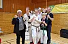 Geir Arne Havreberg (f.v.), Beathe Hegerland, Frode Haaland, Jan Filip Jensen, bak Annika Tökés Krokå, Solfrid Lønning Haaland og Kenneth Karlsen gleda seg over Etne Kyokushin karate klubb sin innsats i Lørenskog. Foto: Privat