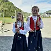 Thea Langelid og Eline Haugen Apeland koser seg med is på 17 mai feiringa i Sandeid. Foto: Vigdis Haga Svendsbø
