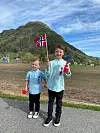 Milo Simlenes 3 år og Theo Martin Simlenes 7 år har kost seg masse på 17 mai i heimbygda Sandeid. Foto: Drude Solheim