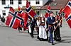 Knut Harald Fjæra går framst med flagget i toget i Ølensvåg. Foto: Monica Berge Fjæra
