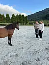Horsemanship-trening med hesten Pianøtt (dagleg kalla Pia), der ein av ryttarane, Maja Dolkowska, sjølv hjelper til med å instruere. Her ved sida av veslesyster Emma Dolkowska. FOTO: PRIVAT