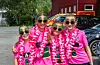 Dagens glade - som ønskjer å spreie glede. Malia Berg, Elida Teige, Emily Tvedt Pedersen og Sara Drange frå Os hadde kledd seg opp i Hawaii-habitt» berre for å spreie glede. Det klarte dei. Foto: Grethe Hopland Ravn