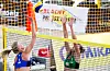Ingrid Lunde smasher mot kanadiske Taylor Puscke i en tett kamp som det norske laget vann til slutt.FOTO: FIVB