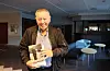 Harald Hundseid sikra seg boka om onkel Jens.Foto: Irene Mæland Haraldsen