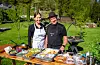Jurga Folkedal og Roy Martin Øyjord brukar alltid mest tid på førebuingane når dei skal grilla, og minst tid på sjølve grillinga. Foto: Grethe Hopland Ravn