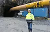 Prosjektleiar Bodil Øyre i anleggsentreprenøren YIT konstaterer at det viktigaste gjekk bra under tunnelbrannen i Litledalen onsdag ettermiddag. Bak er vifta som sørgja for at tunnelen blei fri for røyk etter hendinga.Foto: Øystein Birkenes