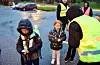 Elisa Svantesvold og Karl Ohm Hatteland fekk reflekseffektar då dei kom til skulen. FOTO: SVEIN-ERIK LARSEN