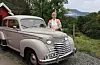 Randi Berge har fleire veteranbilar på tunet. Opel Olympia 1952 model er ein staseleg bil.