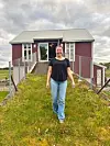 NYTT LIV I LÅVEN: Anne Lovise Stornes Ytterland kjøpte småbruket då ho var 18 år. I vaksen alder har ho pussa opp både hovudhuset og låven frå 1937. Foto: Heidi Molstad Andresen / NPK
