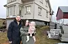Olav Nes (38) og Amalie Kaldheim (29) saman med dottera Sigrid Kaldheim Nes framfor Bjarnehuset i Vikedal.FOTO: RENATE SÆVAREID