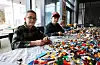 Aksel Rygg Grumheden og Ola klokkerstuen Wangensteen bygde lego. FOTO: RENATE SÆVAREID