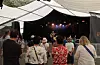 Mange folk brukte formiddagen på laurdag, på å høyra på musikk i teltet. Foto: Ragnhild Kristine Løkken.