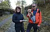 Linda Hallingstad, Bjørn Vikedal og hunden Frøya hadde ein fin spasertur langs den nye turstien. Foto: Irene Mæland Haraldsen