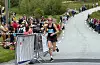 Helene Flem frå Hjelmeland IL passerte målstreken på tida 25:12 rundt den sju kilometer lange løypa. Ho vann med det kvinneklassen under årets Ølmedal Rundt. Foto: Jonas Sandsgård