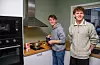 Erlend Dahl (t.v.) og Alfred Rasmussen - begge frå Karmøy kokar seg middag på internatet. Kvart internat har eige kjøkken. Foto: Grethe Hopland Ravn