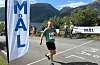 Øyvind Berntsen passerer målstreken under årets Langs Åkrafjorden. Foto: Jonas Sandsgård.