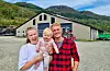 Sigrid og Torstein Halsos Stuhaug saman med dottera Aurora framfor garden i Sandeid. FOTO: SVEIN-ERIK LARSEN