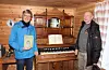 Magnus Arne Andersen og Ole Dag Østhus er særs fornøgde med å ha fått eit lytefritt, norskprodusert orgel frå 1910 i gåve til krambumuseet i Ølen.Foto: Øystein Birkenes