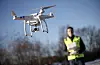Ein dronepilot flyg ein DJI Phantom drone i Oslo.Foto: Heiko Junge / NTB