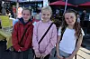Dei tre venninnene Emilie Skjølingstad Eikemo, Emine Birkenes Øyjord og Emma Vik Håland koste seg på Bondemarknaden. FOTO: RENATE SÆVAREID
