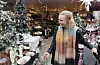 Marita Bakkedal bur i nærleiken og tar stadig vekk ein kikk rundt om i det store sortimentet i julebutikken til Hageland Ebnes. — Det er koseleg stemning her, synest ho.