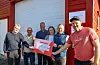 Bent Kvamme (f.v.), Ole Johansen, Torkel Evenseth, Maren Tungesvik Tveiten, Torleiv Sydnes og Jon Helge Garvik Arefjord med sjekken til ny simulator. FOTO: SVEIN-ERIK LARSEN