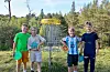 Harald Garvik Arefjord (t.v.), Jaran Larsen Tendal, Olai Aga Larsen og Gaute Tveiten kosar seg på discgolfbanen i Skånevik. FOTO: SVEIN-ERIK LARSEN