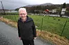 Knut Trovåg selde tomteland i håp om at det skulle gi Vikebygd fleire innbyggjarar og elevar på skulen. Han synest det er rart at området kan bli ein del av Skjold fordi dei som bur i Trovågfeltet ønskjer det. Her er han utanfor huset sitt i Trovåg.Foto: Jon Edvardsen