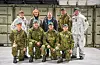 Forsvarsminister Bjørn Arild Gram (Sp), forsvarssjef Eirik Kristoffersen og sjefen for Forsvarsmateriell (FMA), Gro Jære, poserer saman med soldatar ikledd dei nye uniformene til Forsvaret fredag. Foto: Heiko Junge / NTB / NPK