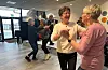 Søstrene Ingebjørg Lunde (kvit genser) og Olaug Gule svingar seg i dansen. Det same gjer Anne Berit Bøygard og Asta Meling i bakgrunnen