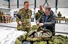 Forsvarsminister Bjørn Arild Gram og forsvarssjef Eirik Kristoffersen ser på dei nye soldatuniformene ved garnisonen i Sør-Varanger i Kirkenes fredag. Foto: Heiko Junge / NTB / NPK