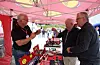 På marknaden var det boder for alle interessar. Tore Grutle (f.v) stilte ut verktøy for IDG Tools. Det fann mekanikarane Tor Magnar Kallvik og Tor Inge Kristensen interessant. Foto: Ragnhild Kristine Løkken