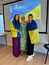 Lesja Telivhenko (t.v.), Anne Tone Salte Andersen, og Yuliia Penzova under markeringa. FOTO: PRIVAT