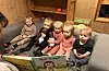 Her bli dei minste lest for. F.v: Even Haraldseid, Åsmund Nesheim, Agnes Haraldseid, Hanna Nåden og Martin Haraldseid. Foto: Skjold barnehage