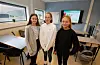8. klassingane Ieva Veronika Bogusyte (t.v.), Selene Grønstad Molland og Aslaug Frafjord Øyjord er nøgde med dei nye klasseromma på Skakke.