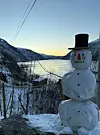 Snømann ved Fivelandsneset i Åkrafjorden.FOTO: SOLLAUG ELJERVIK